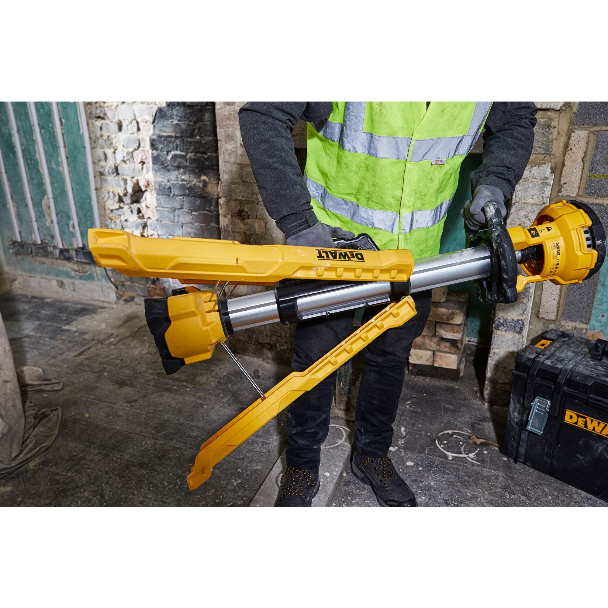 Dewalt tripod online light