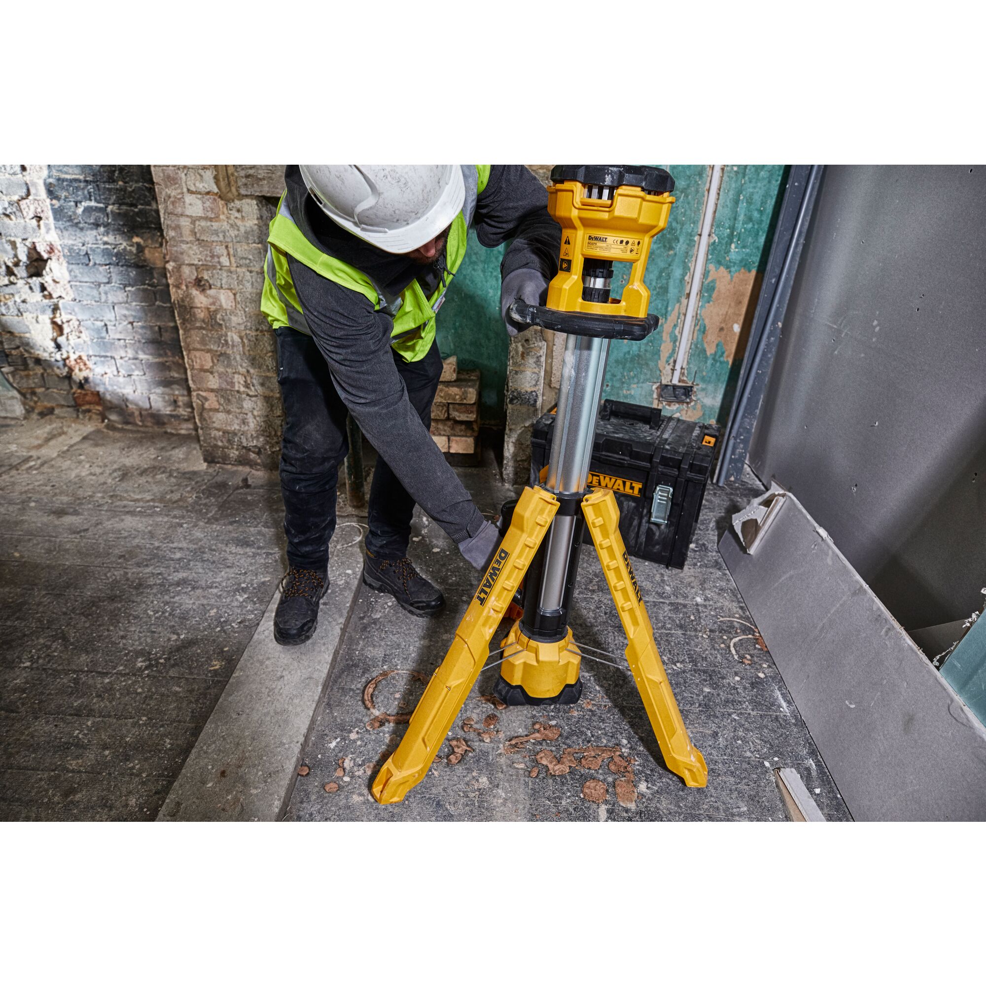 Dewalt tripod work online light