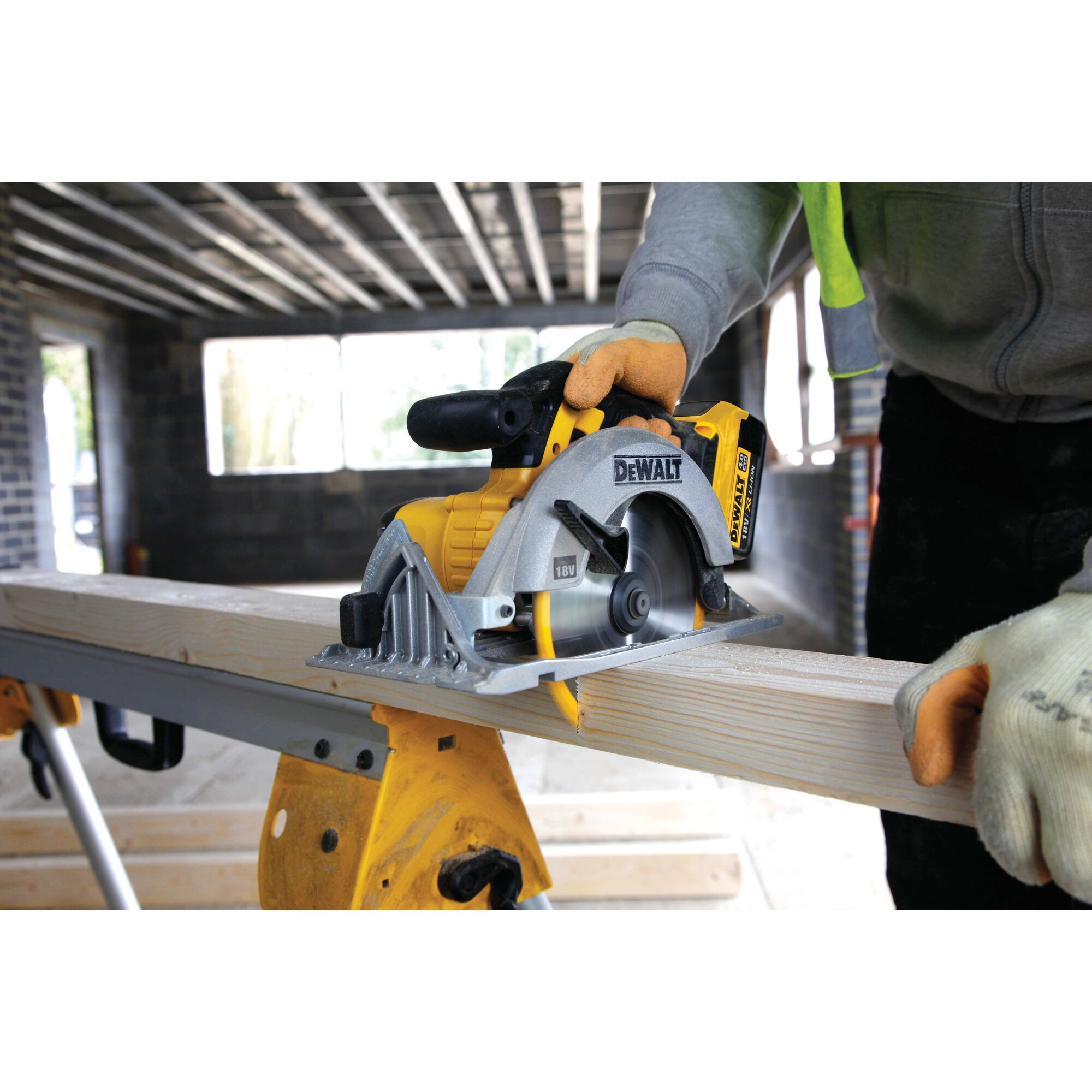 18V XR Circular Saw 2 X 4 Ah 165mm DEWALT