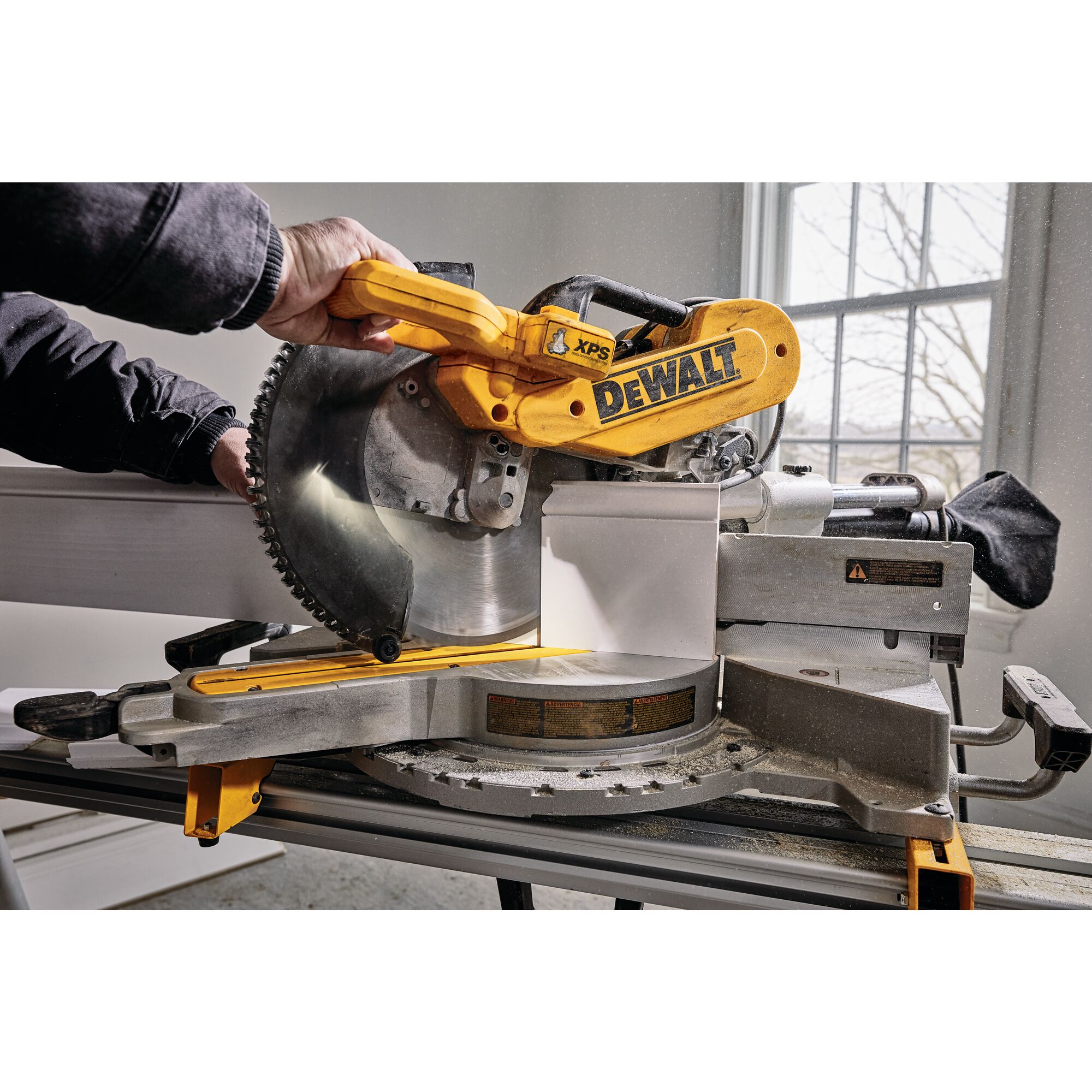 Dewalt 12 inch compound miter deals saw